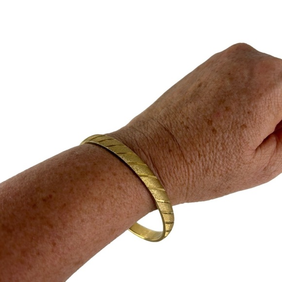 Monet Brushed & Shiny Gold Tone Bangle Vintage - Picture 3 of 10